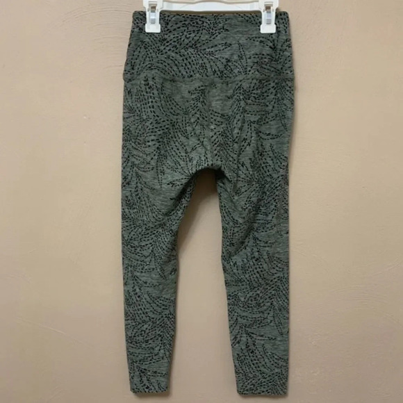 Beyond Yoga Jungle Fern Spacedye Capri Legging Size Medium - Picture 3 of 6